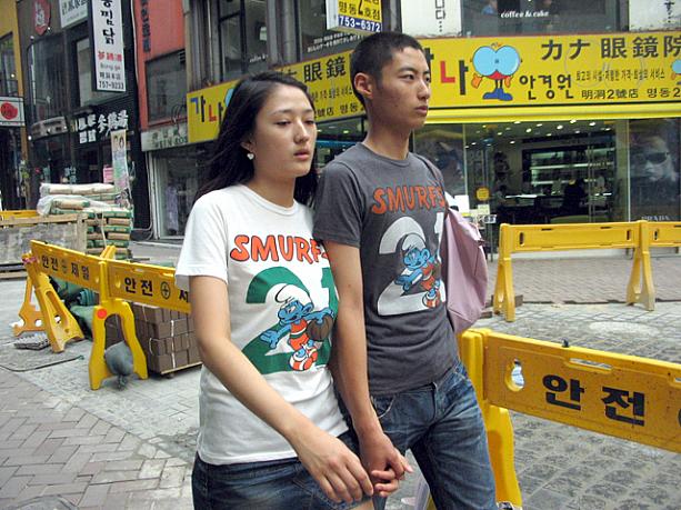 こちらは色違いバージョン！Ｔシャツかわいいし似合ってていいですねぇ。あ、男の子が持っているのは彼女のカバンみたい。韓国ボーイズはこうして彼女の荷物を持ってあげることが多いんです