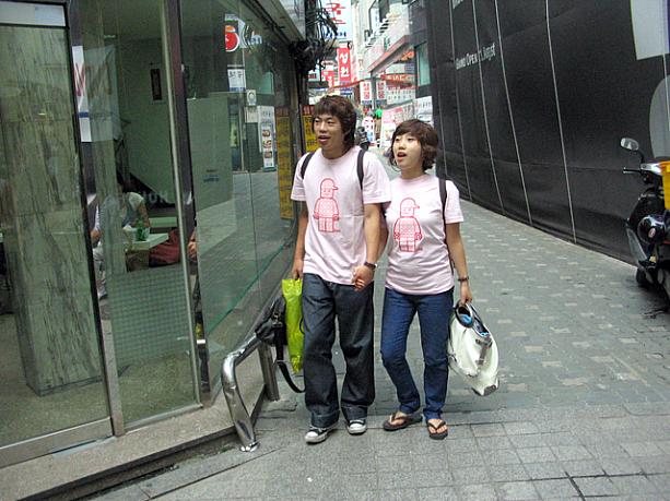 おぉっとまたいた！やっぱり夏だとＴシャツを着る機会が多く、ペアルックもしやすいんでしょうね。ちなみにこのお２人、後ろ姿を見てみると･･････