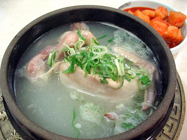 ジャーン！鶏がまるまる一羽入っている上に、高麗ニンジンやナツメなどで健康度ＵＰの料理サムゲタン！まだうだるような暑さではないソウルだけど、これからの本格的な暑さに向けてしっかり元気をつけておかないとね！