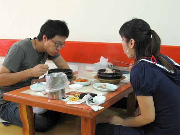 「イタリアンでランチしよ〜」「だめだめ、今日はサムゲタンに決まってるの！」･･･なんていうやりとりがあったかどうか！？＾＾；サムゲタンをモリモリ食べているデート中のカップルもたくさんみかけましたョ。みなさんもしっかり食べて夏バテに気をつけてくださいね〜！
