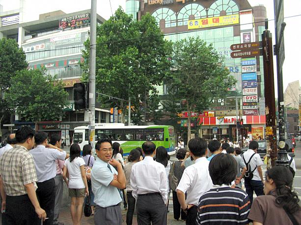 お昼休みも終わりに近づく時間の大学路（テハンノ）。ランチを終えた会社員や学生達、みんなどこに行くのかな？