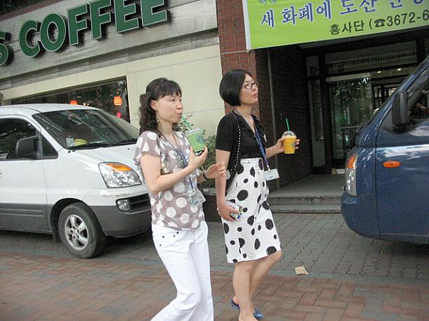 こちらのＯＬはスタバのドリンクでお昼のシメ。マンゴーなどコーヒー以外のドリンクもけっこう売れてるみたい！仕事開始の時間が迫っていることもあり、みんな歩きながらデザートの時間を楽しむんですねぇ