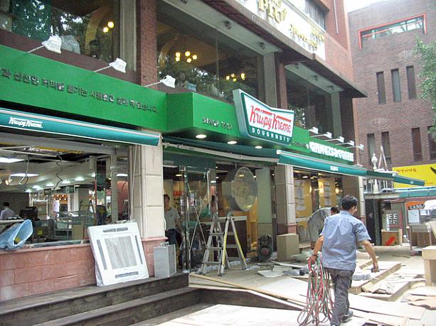 こちらも外資のファーストフード系として大人気の「クリスピークリームドーナツ」。大学路通り沿いにも近々オープンするみたい！今日もせっせと工事が進められていましたョ＾＾。デザートにドーナツを食べられるのももうすぐですネ♪