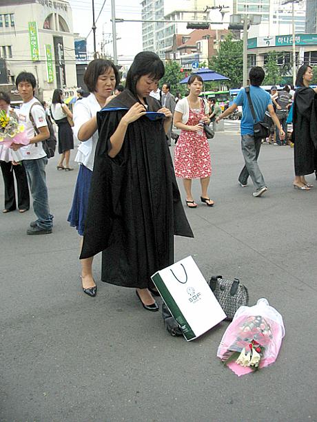 こんな時期に卒業式！？と思ってしまいがちですが、休学した人などをはじめとして韓国では夏に卒業する人もけっこう多いんですョ。それにしてもこの天気でガウン･･･暑そうだ〜！みんなお疲れ様、そしておめでとう！＾＾