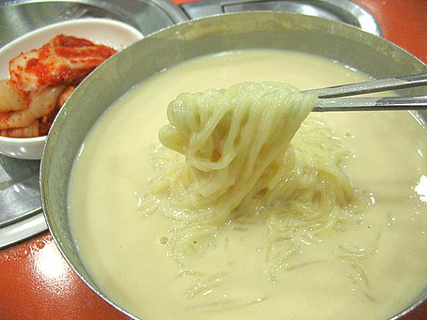 「コングクス」なんてのもいかが！？麺を豆乳スープでいただく夏の韓国定番メニュー！今日ナビが訪れたお店のものはとろみがかったスープの他、中に何の具も入っていなかったけど、