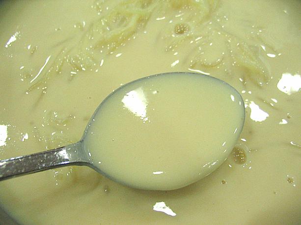 豆たっぷり＆松の実やピーナッツなどで香ばしくなったこのスープが栄養満点！夏の滋養強壮にいいんですよ〜。豆大好き、豆乳大好きのナビにもかなり食べ応えのあるお味です。