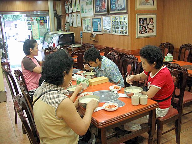 一人で来る人もいれば家族や友達と食べて行く人もたくさん！夏の栄養食、暑いうちにモリモリ食べておきましょう！＾＾
