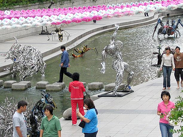実はただ今、２００７年清渓川祝祭を開催中！川に沿って巨大な昆虫や動物などのオブジェが飾られています。