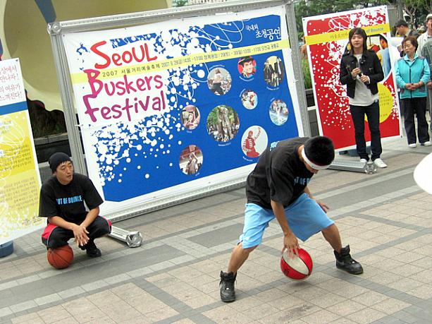 清渓川広場では舞台や様々な催し物も開催されています。２００７年清渓川祝祭は今日から日曜日までの３日間！初秋のお散歩に足を運んでみてはいかがでしょうか？