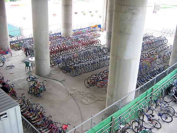 レンタサイクルもあります！場所は駅をすぐ降りたところに。なになに、一人乗り用が１時間3,000ウォン、二人乗り用が6,000ウォン・・・自転車の種類もいっぱい！