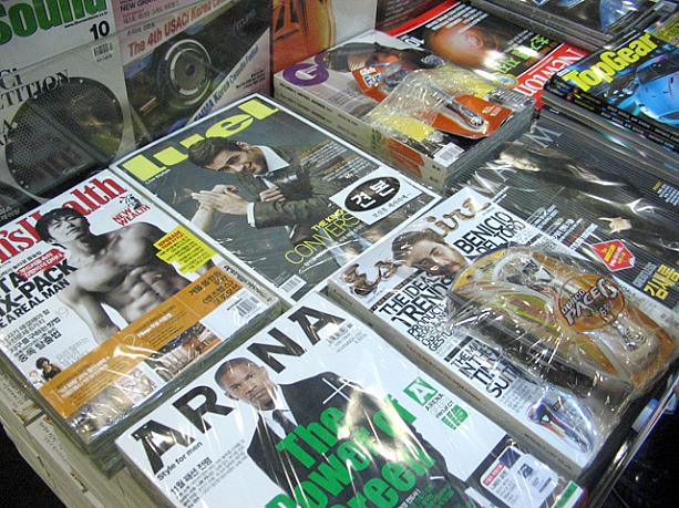 雑誌の種類は本屋の方がたくさん！こちらは本屋に並んでいた男性向けの雑誌。右手に見えるのは付録となっている髭剃りのシェーバー（カミソリ）！韓国らしい〜