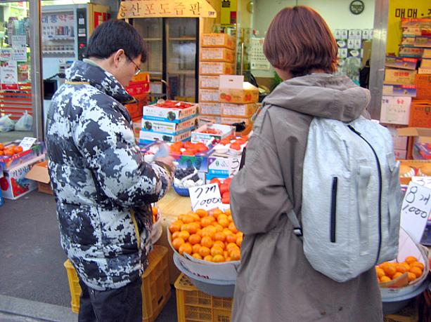 市場では、大きさによって６個１，０００ウォンだったり８個１，０００ウォンだったり。さすが市場、けっこう安いですね〜