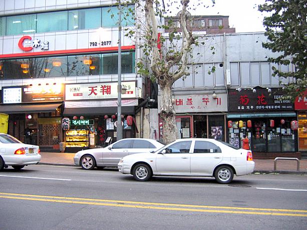 梨泰院（イテウォン）というと米軍基地があり、西洋風のお店も数多く並ぶエリア。ところがこのイテウォンの外れに日本風の赤いちょうちんを下げたお店が・・・