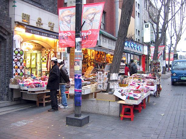 韓国っぽいお土産屋さんや伝統工芸品店、ギャラリーなどが軒を連ねる仁寺洞ストリート。アーティスティックな香りもするこの仁寺洞を歩いていると・・・