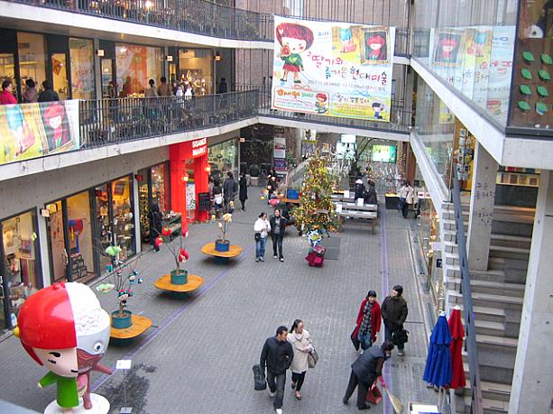 一方、ステキなお店がいっぱい集まった「サムジギル」の様子。こちらはいつもアートな演出で訪れる人々の目を楽しませてくれますが・・・