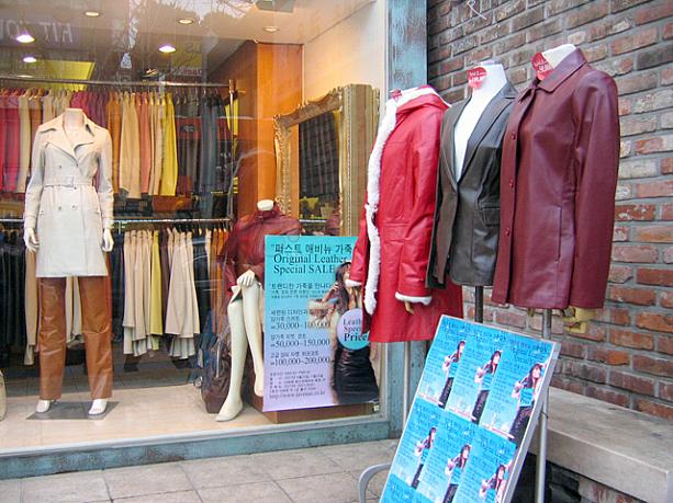 そう、イテウォンでこの時期が旬のショッピングといえば革製品！通りには革製の服や鞄、靴のお店が軒を連ねています。