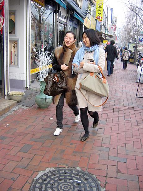 街行く人も皮製品着用率高し！？個性的な毛皮のコートを着たお姉さんの着こなしをチェック！