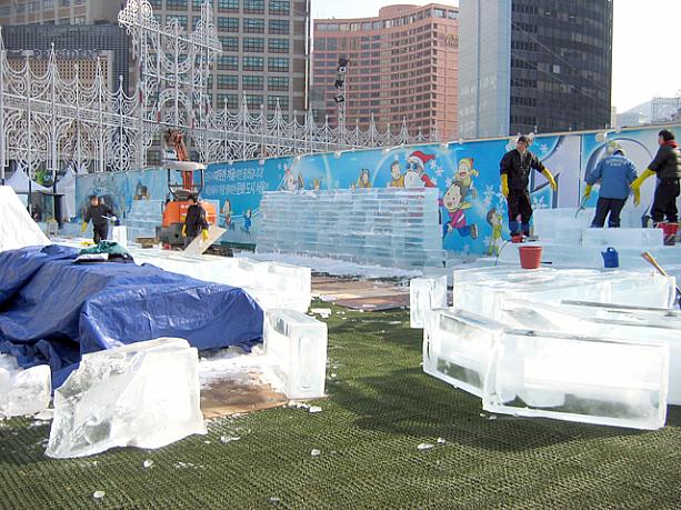 と思っていると、スケート場の裏では次のイベントの準備中！実は、ルチェビスタ最終日の次の日7日から「氷の彫刻祭り」が開催されます。
