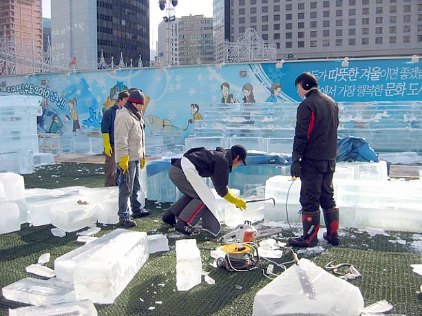 この「氷の彫刻祭り」では、氷で造られた光化門や清渓川などがここソウル広場に展示されるそう。たくさんの大きな氷と格闘している人たち！どんな作品が出来上がるのか楽しみですね〜！