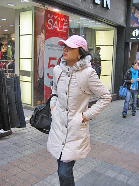 キャップを被っている人は季節を問わずよく見かけます！特に女性のキャップ着用率は日本よりも断然高い！？