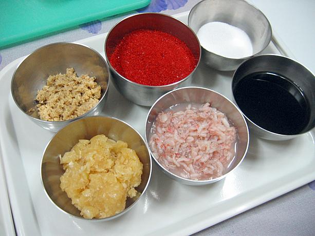 韓国を代表とする食べ物といえばキムチ。今日はキムチ作りに挑戦！まず薬味を用意。にんにく、生姜のすり下ろし、エビの塩辛に魚醤とお砂糖ちょっと、それと真っ赤な唐辛子！