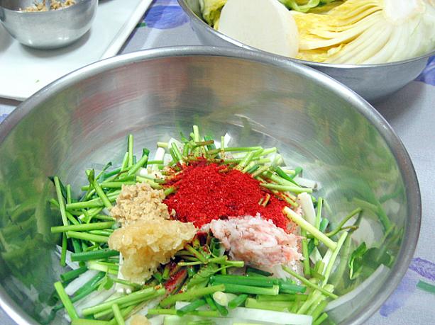大根の千切りにネギとセリを切ったものの中にさっきの調味料を合わせて・・・