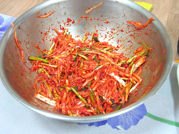 真っ赤なキムチ色になるまで混ぜるっ！これがキムチの味を決める薬味！
