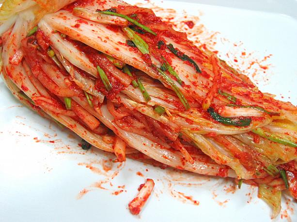 そして塩漬けにした白菜の葉っぱと葉っぱの間に薬味をはさんでいきます。これだけで食べてもオイシイ！