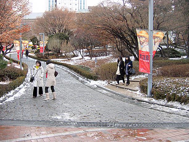 とは言ってもやっぱり寒いけれど、こうやって道や木々に少し雪の残った景色ってなんだかロマンチックですよね〜＾＾