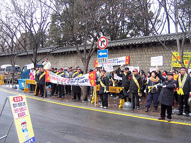 そんなおだやかな冬の散歩道を歩いていると、何やら騒がしい音が・・・？と思ったら、ソウル市庁別館の前で住民たちのデモに遭遇！ドンドンガシャガシャ、かなりの大音響＾＾；　雪をも溶かすアツいデモ！？
