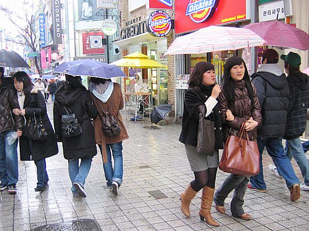 今日は午後からずっと雪混じりの小雨。ソウル中心の繁華街を歩く人々を見てみると・・・相合傘率がすごく高い！？もともと二人で一つの傘を使うことが多い韓国だけど、今日は特に寒い気候のうえ小雨だから？？