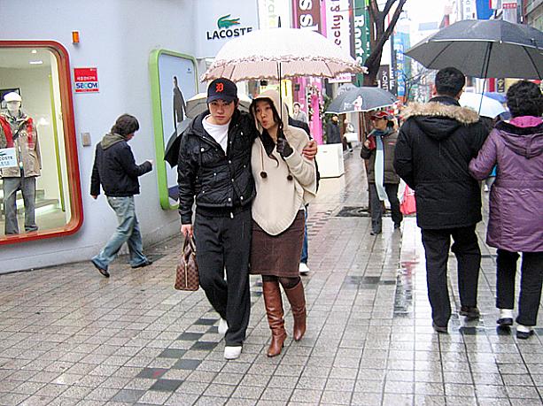 「相合傘」といえばやっぱりカップル同士！若いカップルだけじゃなく、おじさま、おばさまカップルの相合傘もよく見かけます＾＾。