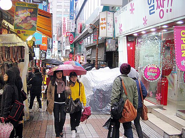 カップルと同じくらい多いのは女の子同士。人が多くてこんな狭い路地を歩くのにも相合傘は合理的！？