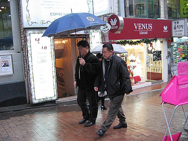 時々、おじさま同士の組み合わせも。男同士の相合傘も珍しくないんですョ。