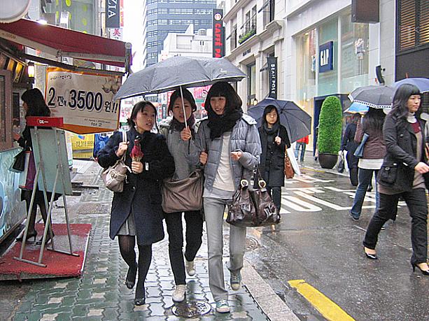 三人一緒にだってやっちゃいます！一つの傘に一緒に入るのは仲良しの証拠だとか。今日みたいに、少しくらい傘からはみ出しても大丈夫なくらいに小降りで寒い日は、特に相合傘日和？！