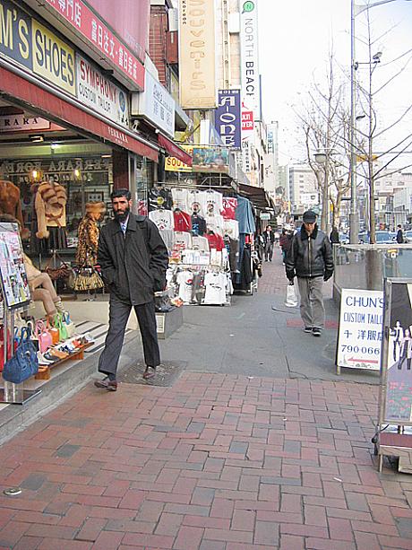 外国人がよく訪れる観光地としても知られている梨泰院（イテウォン）といえば、メインストリートには靴やバッグ、オーダーメイドの革製品のお店や、お土産物屋さんが軒を連ねるトコロ。街を歩く外国人率も高い！