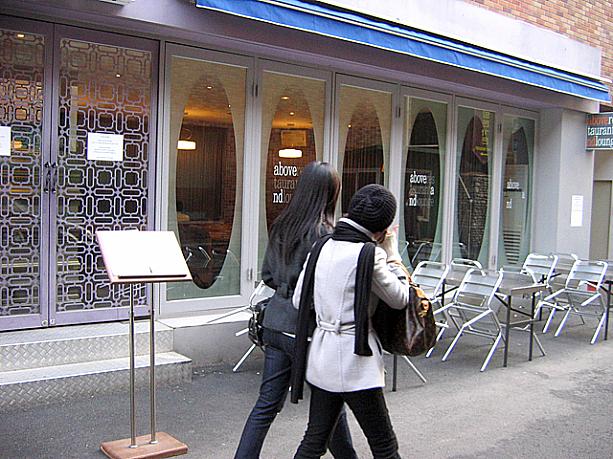 でもそんなメイン通りから一歩裏道に入ると、ステキな外観の外国料理レストランが点在する路地も。オープンエアのテーブルが並べられたこのオシャレなレストラン、どんなお店かな？気になる〜！