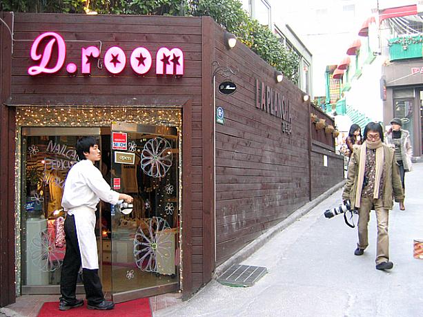 こんな個性的なカンジの若者向け洋服屋さんも。裏路地に、こんな風に外国風であったり現代風だったりするお店がぽつぽつとあるのでなんだか不思議な雰囲気〜