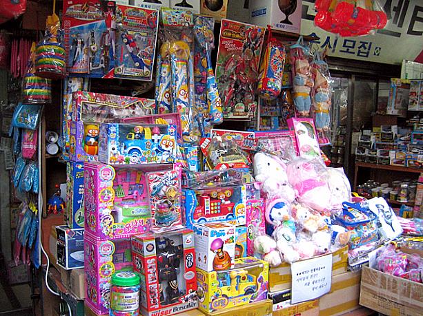 韓国旅行の子供たち用お土産、どこで買えるのかな〜？なんて思ったことありませんか！？ここ南大門（ナンデムン）市場にも、ちびっ子向け商品はたくさんあるんですよ〜！定番のおもちゃやぬいぐるみとか・・・