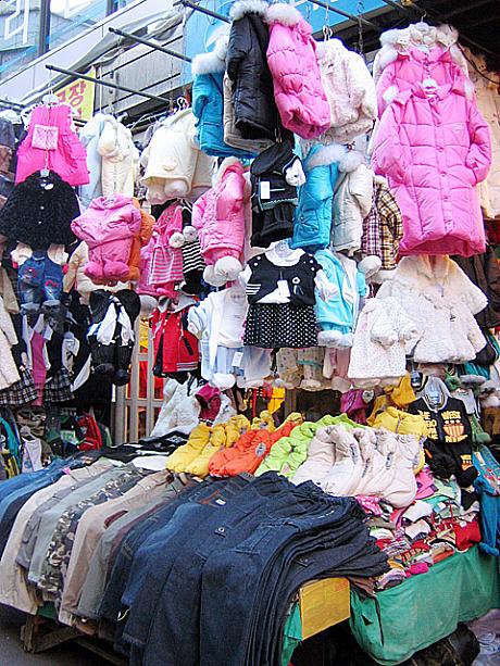 衣料品店には子供サイズの服、揃ってま〜す！