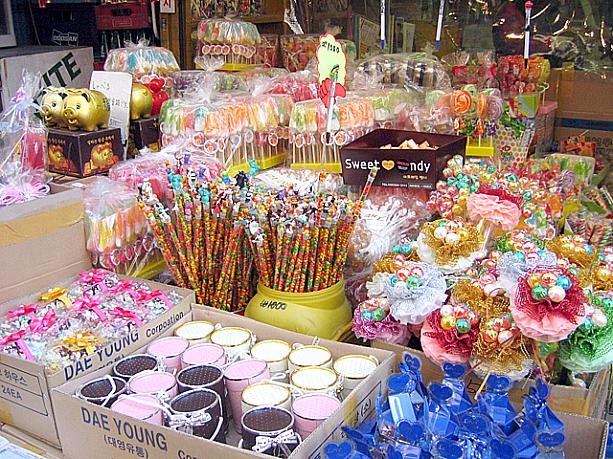 お菓子なんてのも。どこにでもありそうですが、韓国らしい派手なラッピングのお菓子は面白い！？