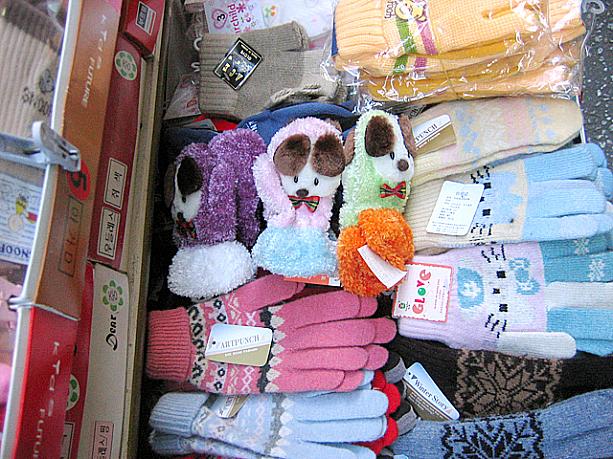 こんなカワイイ手袋も〜！市場だから他の小売店で買うよりは安いかも！