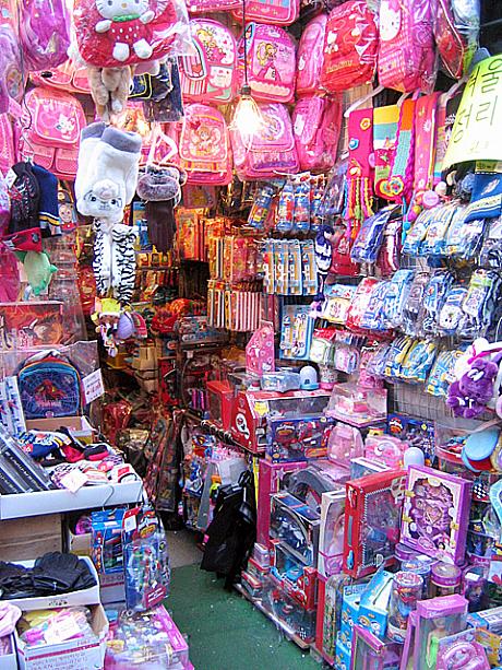 他にもまだまだた〜くさん！大きなお店じゃないけれど、ところ狭しとぎゅうぎゅうに並べられた商品。市場見学のついでに、ちびっ子用おみやげのお買い物はいかがでしょう！？＾＾