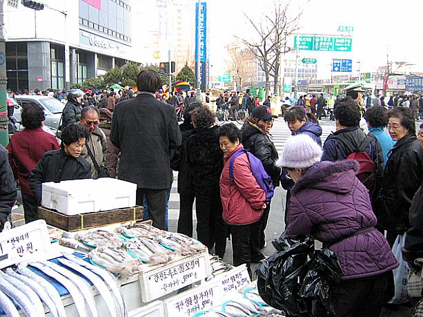 ソルラル（旧正月）を3日後に控えて、ソルラル準備のために買出しに来た人々でごった返す京東市場（キョンドンシジャン）！市場周辺の道にも人がいっぱい、横断歩道の待ち時間もチェックを怠りません！