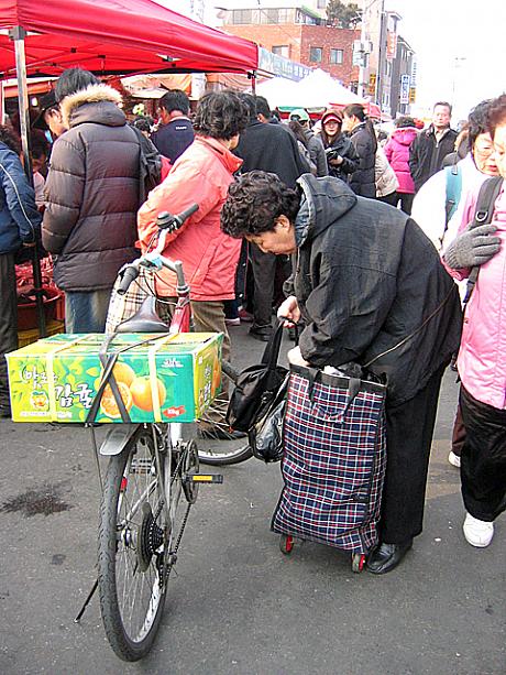 大量に買い込んだ食材をどうやって持って帰るかは、買い物客を悩ませるトコロ。でも、こんなカートは重〜い荷物を運ぶ時の強い見方〜！