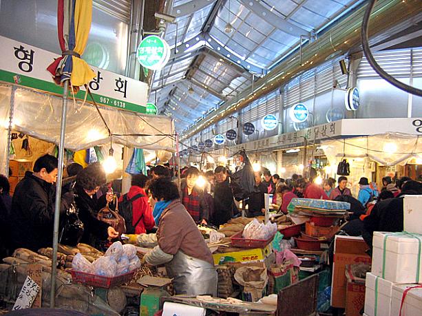 いつもに増して人と活気にあふれた京東市場、この時期に見物してみると一層オモシロイかも！＾＾