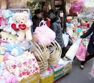 チョコ選びにラッピング選びに・・・女の子たちは大忙し！ -南大門市場