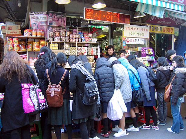 南大門市場に、今日はひと際人気を集めているお店が！？・・・そう、明日はバレンタインデー。お菓子のお店が集まった一角には、チョコレートを準備しようとやってきた女の子たちでいっぱい！