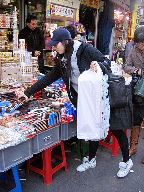 こんなにおっきな箱を準備してチョコを選んでいる女の子も！すごい量のプレゼントが入るんでしょうね〜＾＾