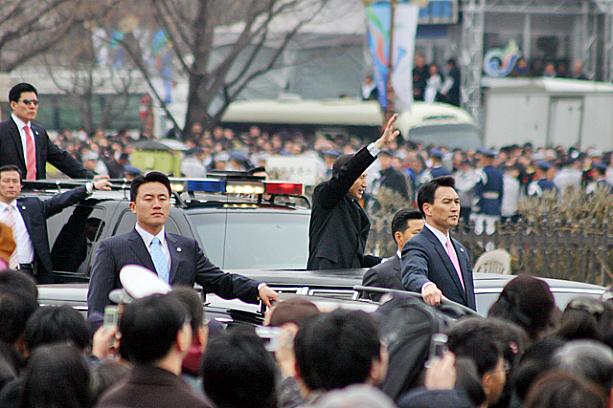 正午ごろ、寒い中今か今かと会場の外で待つ人々の前に、就任式と演説を終えた新大統領がパレード用の車に乗って出てきました〜！